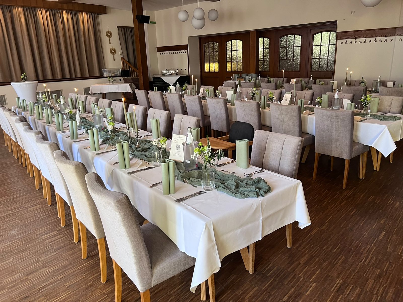 Festlich eingedeckte Tafel für eine Feier im Hessischen Hof