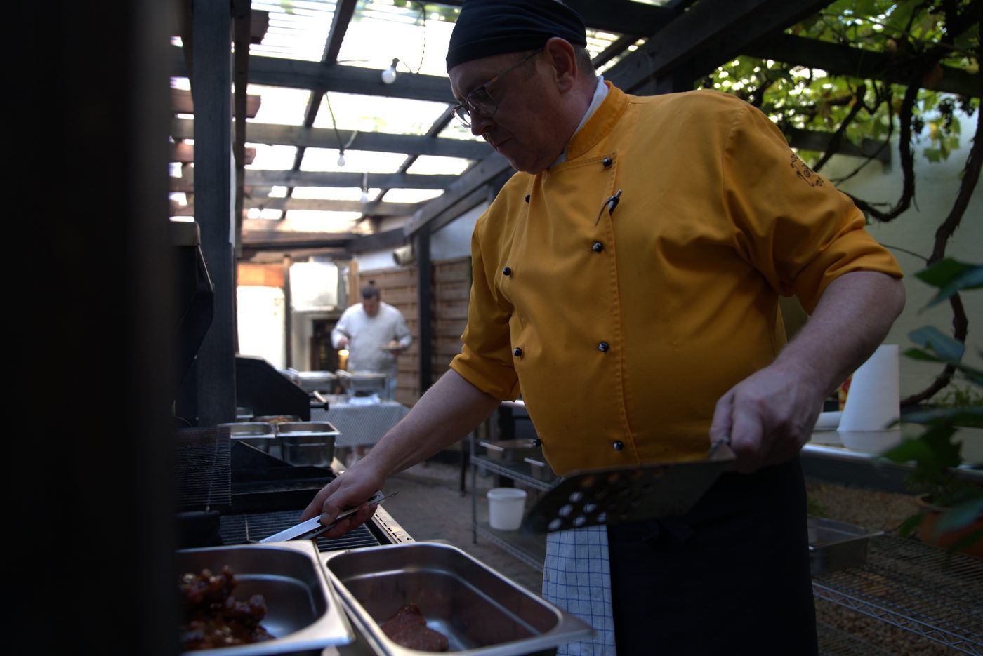 Unser Küchenchef bei der Zubereitung am Grill im Hessischen Hof