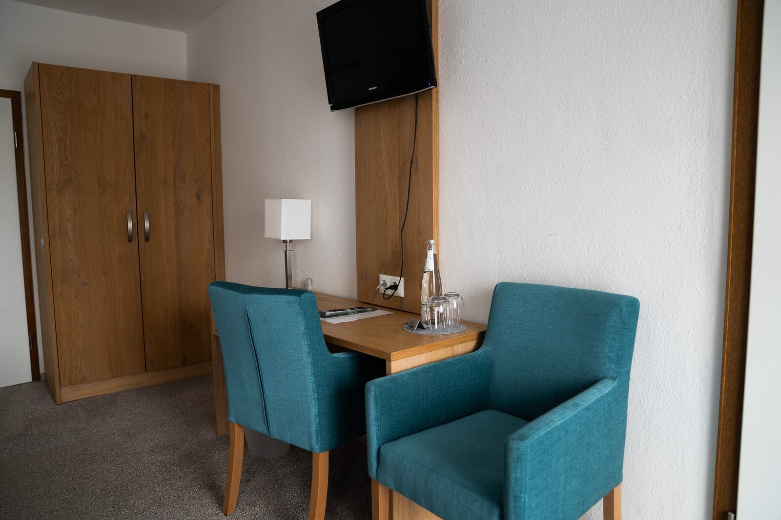 Doppelzimmer im Hessischen Hof Gemünden, Sitzecke und Schrank