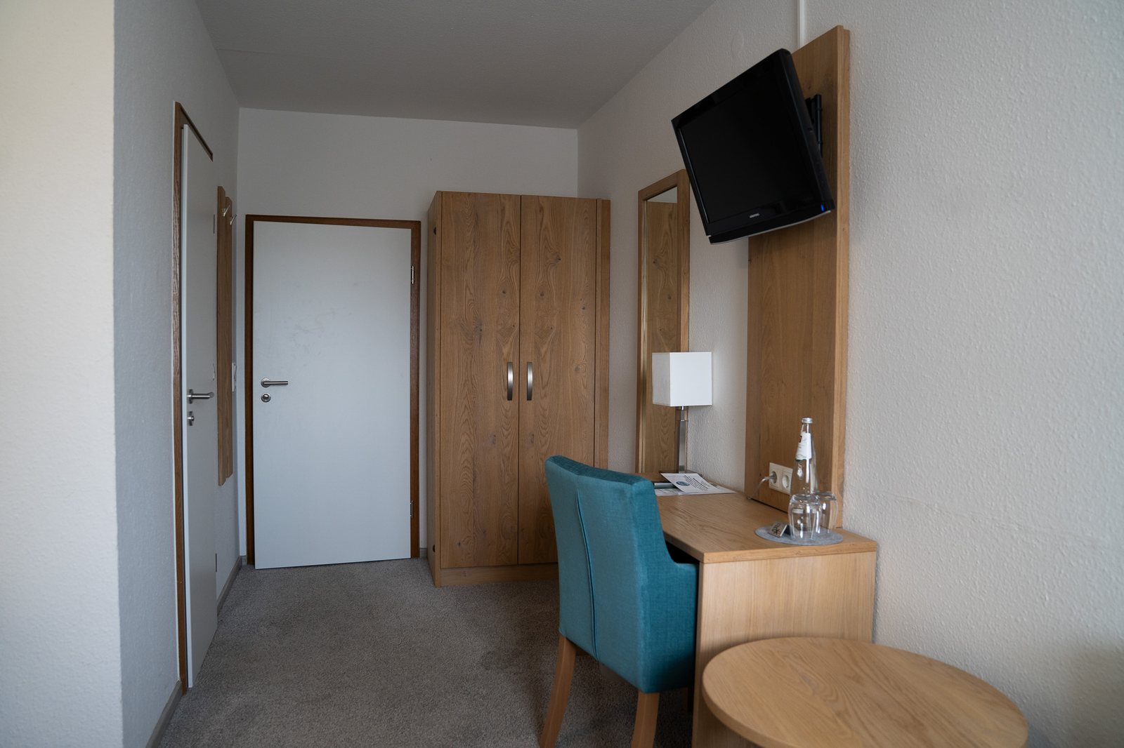 Einzelzimmer im Hessischen Hof Gemünden, Schrank und Schreibtisch