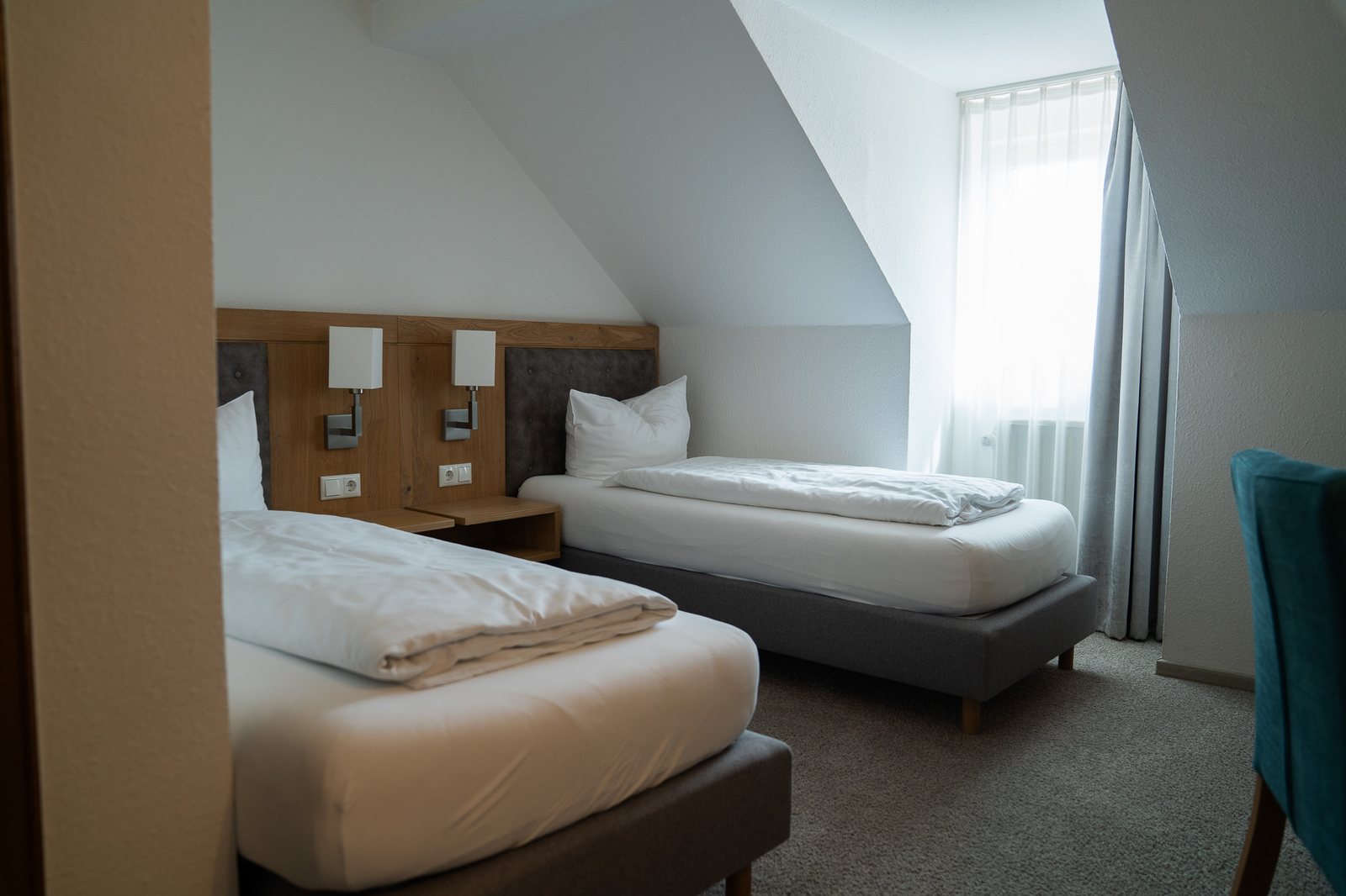 Zweibettzimmer im Hessischen Hof Gemünden, Fensterseite