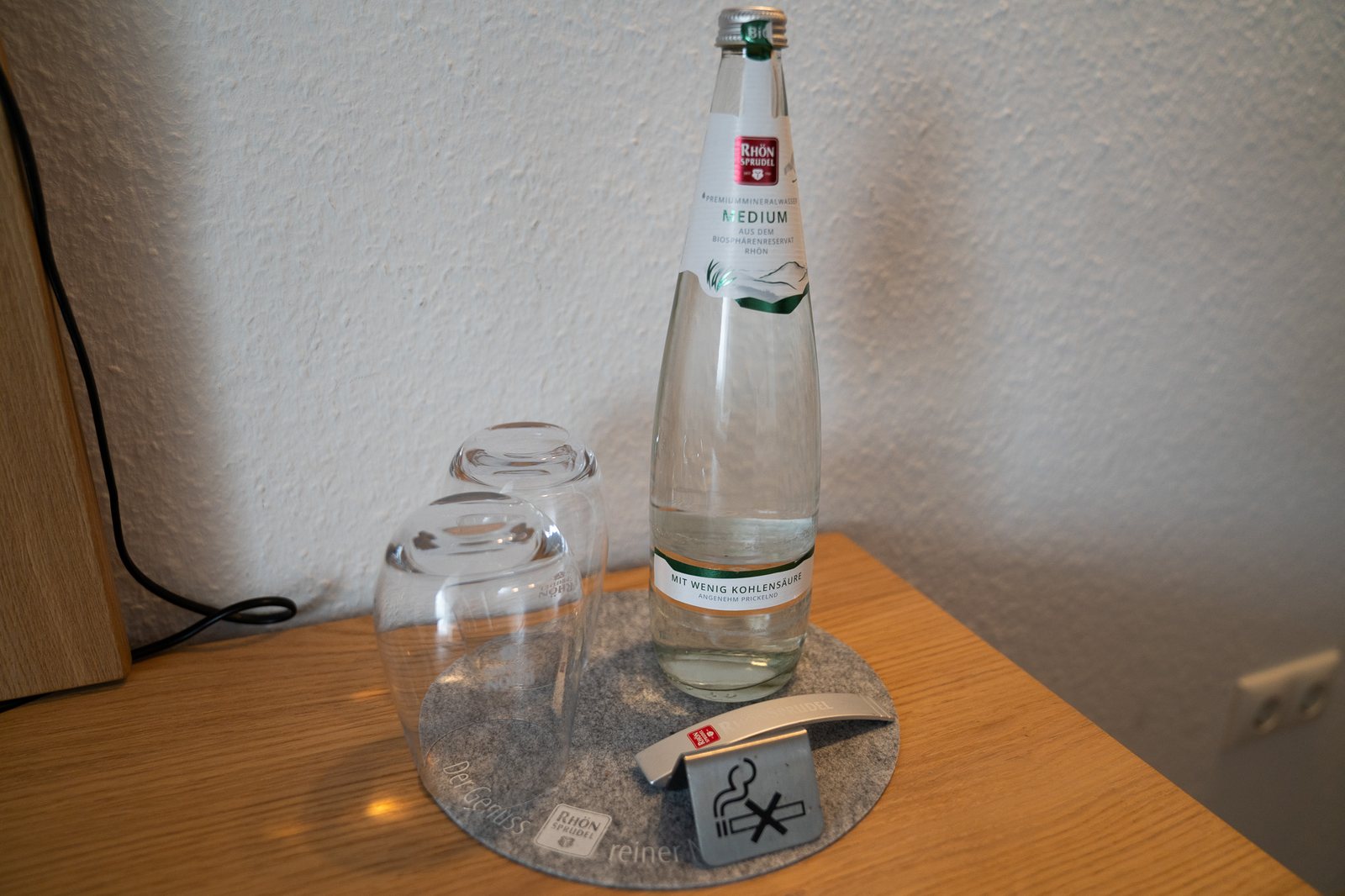 Zweibettzimmer im Hessischen Hof Gemünden, Nachttisch